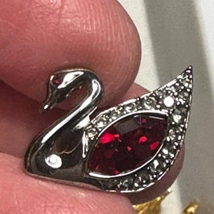 Bird Swan Red Clear Swarovski Rhinestone SWAROVSKI Vintage Tack Pin T-6153 - Picture 1 of 2