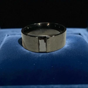 Anello Uomo Elegante Fascia Nera con Gemma Nera Rettangolare Finitura Lucida Tg 9 e 10 - Foto 1 di 4