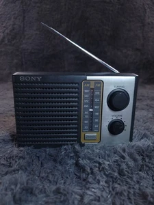 Sony ICF-P10 Przenośne 2-pasmowe radio AM FM Czarne Srebrne Vintage Japonia Antena - Zdjęcie 1 z 12