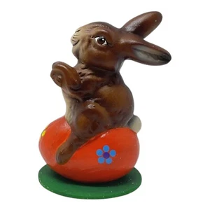 Ino Schaller Conejo de Pascua con huevo naranja papel maché alemán 4,25 pulgadas - Imagen 1 de 8