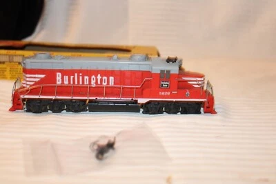 HO Scale Tyco, GP20 Diesel Locomotive, CB&Q Burlington RR, Red, #5628 - Image 1 of 4