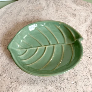 Plato de cerámica de hojas vintage plato de baratija verde salvia decoración del hogar venas en relieve - Imagen 1 de 11