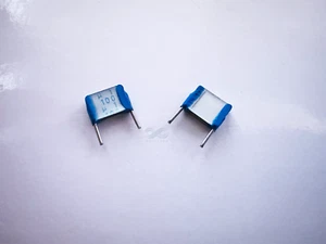 25 pezzi B32560 Siemens pellicola impilata SilverCap 0,1 uF 100nF 100 V MKT condensatore 7,5 mm - Foto 1 di 3