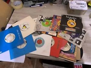 Lote de 20 discos de vinilo de 45 rpm de los años 60/70/80/90. Elegido al azar. - Imagen 1 de 1