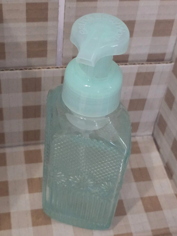Dispensador de sabonete para as mãos Bath & Body Works vidro verde limpeza suave - Imagem 1 de 1