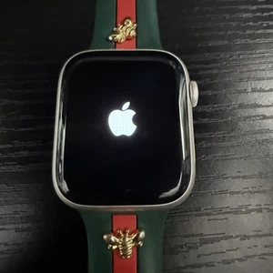 Apple Watch Series 7 45mm - Comes With Extra Bands And Cases! - Zdjęcie 1 z 6