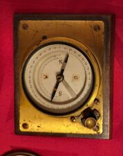 Messing Kompass Antik auf Holzsockel mit Schutzdeckel