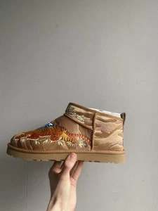 Ugg x Palace Mini Botas Castaño Camuflaje EU 43 - Imagen 1 de 8