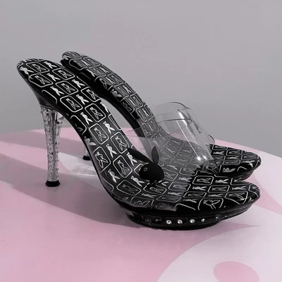 Tacones Playboy con monograma Foto 1 de 3