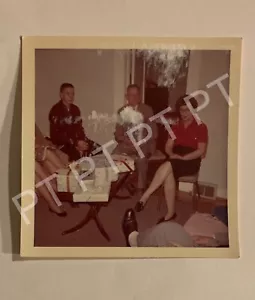 Foto Vintage Famiglia Felice Intorno Albero di Natale Apre Regali Anni 60 Festività Istantanea - Foto 1 di 3