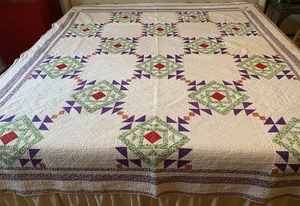 Edredón de retazos vintage 78x88 púrpura verde sobre blanco cosido a máquina - Imagen 1 de 17