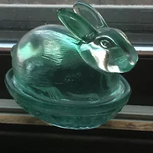 Vintage Green Press Glass Easter Bunny Rabbit on Nest Covered Candy Trinket Dish - Picture 1 of 11