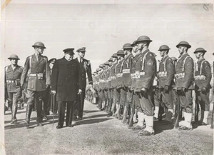 PHOTOGRAPH WINSON CHURCHILL REVIWING AMERICAN MARINES IN ICELAND AUGUST 1942 - Foto 1 di 2