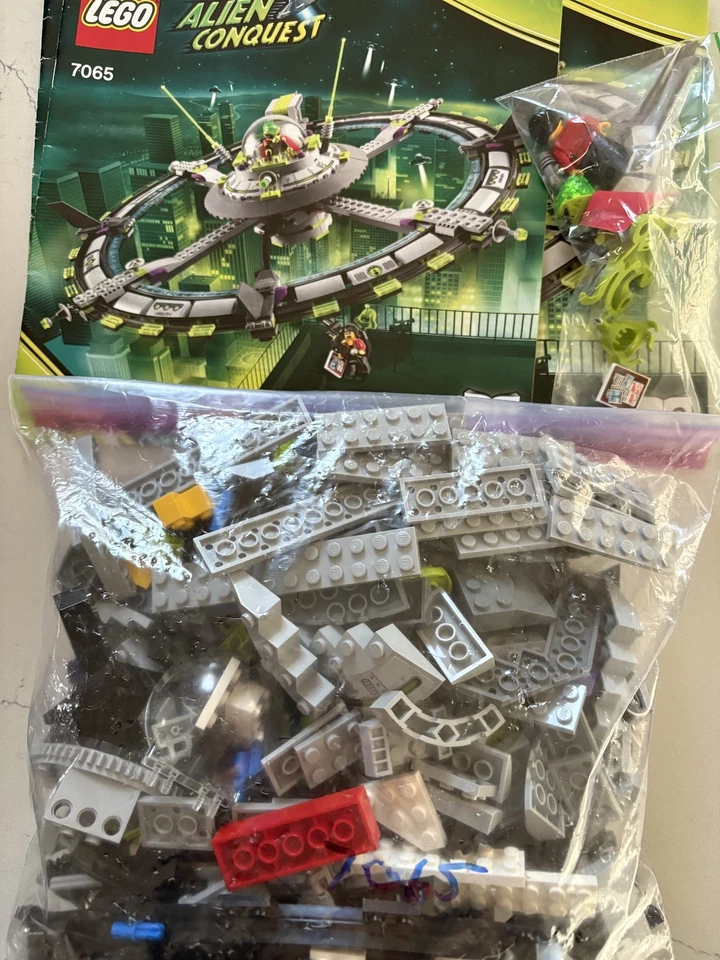 Lego 7065 Alien Mothership Space Alien Conquest 100% complete w/ minifigures - Image 1 of 2