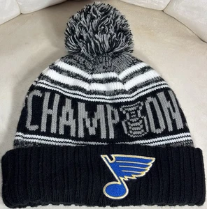 St Louis Blues 2019 Stanley Cup Champions Beanie Fanatics Bommelmütze NHL schwarz/grau - Bild 1 von 4