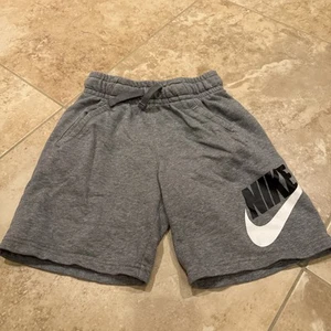 Boys Nike gray short size small - Picture 1 of 2