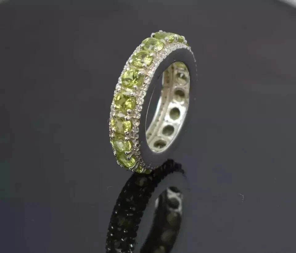 Precioso anillo de peridoto simulado de corte redondo para mujer enchapado en oro blanco de 14K Foto 1 de 4