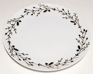 Plato de cena PIER 1 corona dorada 8" blanco con borde de laurel dorado porcelana nuevo con etiquetas - Imagen 1 de 9