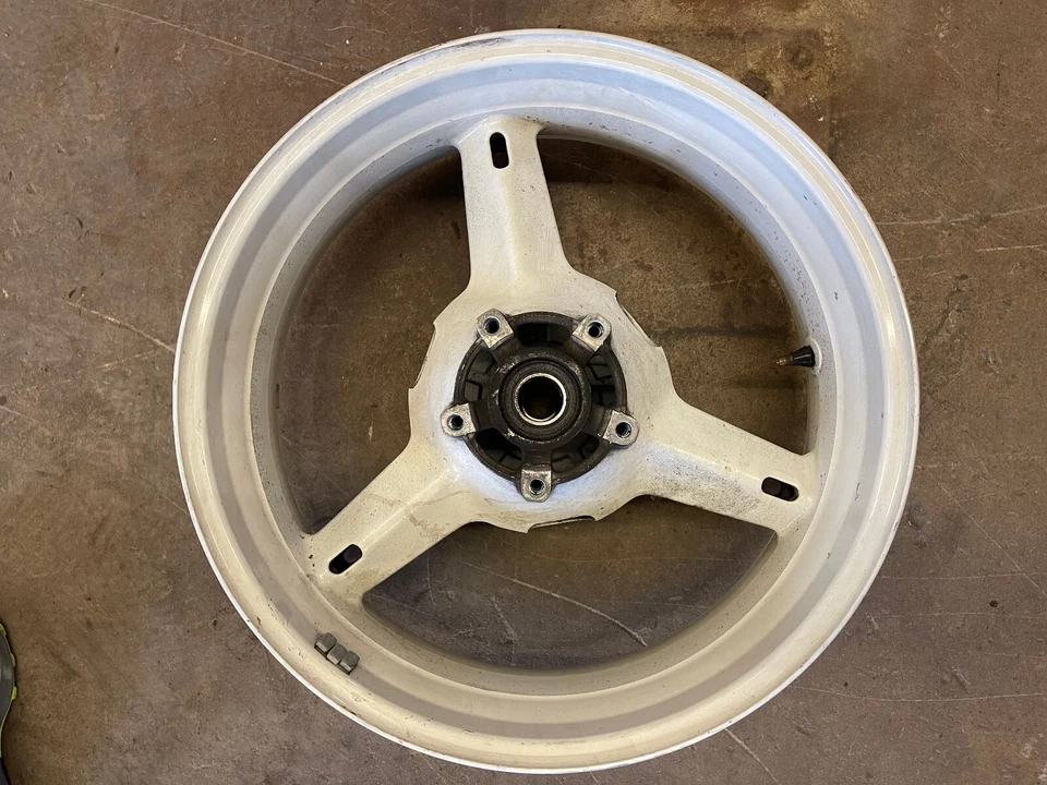 Llanta trasera recta Suzuki GSXR 600 750 2001-2005 OEM GSXR600 GSXR750 02 03 04 Foto 1 de 4