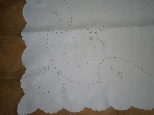 ANTIQUE LINEN HAND EMBROIDERED WHITE ON WHITE FLORAL CUT OUT WORK TABLE CLOTH - Picture 1 of 4