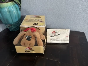 Tonka Pound Welpen Neugeborene hellbraun rote Schleife 8 Zoll Stofftier 1985 Hundebox - Bild 1 von 9
