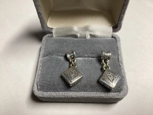 Orecchini unici Brighton tono argento pendenti cuore quadrato inciso spedizione gratuita - Foto 1 di 4