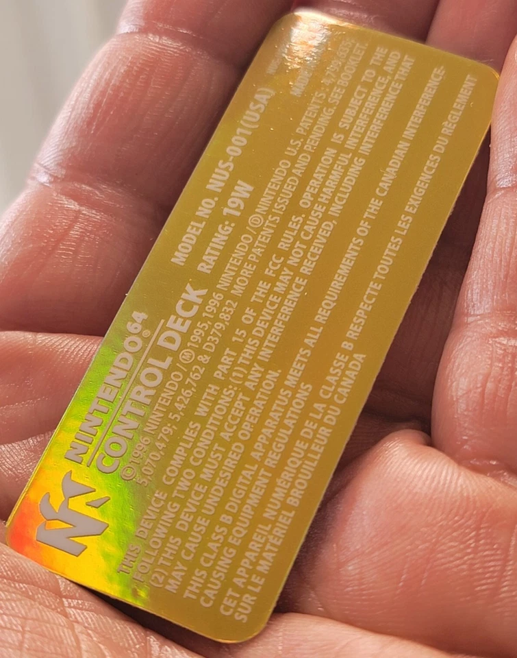 1 PEGATINA ETIQUETA DE TEXTO HOLO BLANCO NINTENDO 64 N64 CONTROL DECK NUS-001 (USA) DORADO🏷 HOLO Foto 1 de 4