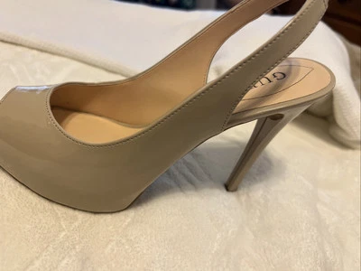 Tacones altos Guess de charol con puntera abierta para mujer talla 7 Foto 1 de 3