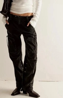 Pantalones holgados Free People negros no se pueden comparar cargo tiro bajo. Color negro Foto 1 de 4