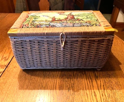 Cesta de costura de mimbre tejida tapiz vintage escena molino de viento hecha en Corea Foto 1 de 4