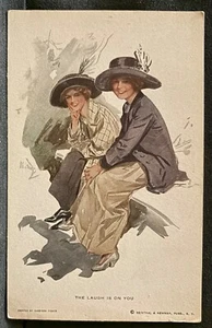 DOS HERMOSOS SOMBREROS GRANDES DE MUJER LA RISA ESTÁ SOBRE TI HARRISON FISHER ARTISTA POSTAL - Imagen 1 de 2