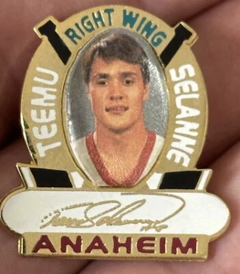 TEEMU SELANNE ANAHEIM DUCKS PLAYER PHOTO SIGNED NHL HOCKEY PIN - Picture 1 of 2