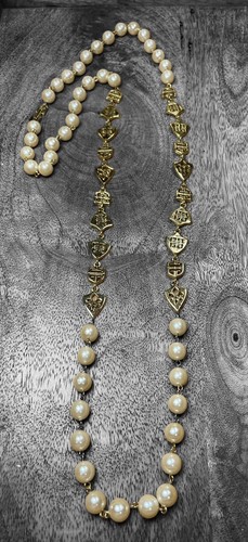 Rara collana vintage Givenchy con disegni finte perle e scudi