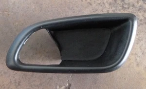 Dodge Journey 7/11-17 Left Front Inner Door Handle Surround - Bild 1 von 2