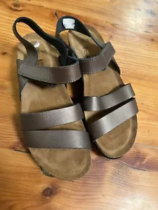 Naot Kayla Damen-Keilsandale Metall bronzefarben Leder & Wildleder US 7 EU 38 neu ohne Karton - Bild 1 von 7