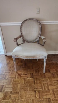 Sillón ovalado Luis XVI con fantástico tapizado a rayas altamente tallado Foto 1 de 4