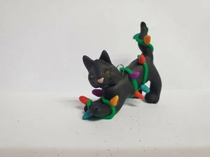 Adorno de Navidad GATO NEGRO ENREDADO EN LUCES Estiramiento HECHO A MANO - Imagen 1 de 4