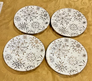 4 POTTERY BARN PORCELAIN “ SNOWFLAKE “ SALAD/DESSERT PLATES 8” THAILAND. - Picture 1 of 12