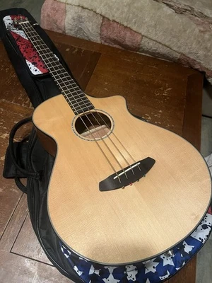 Bajo eléctrico acústico Breedlove Pursuit Concert Cutaway con estuche ¡COMO NUEVO!! Foto 1 de 4