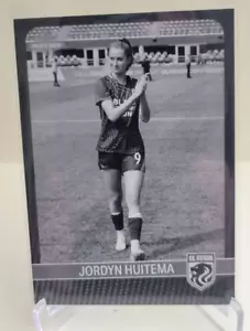 2023 PARKSIDE NWSL VOLUME 2 BIANCO E NERO JORDYN HUITEMA STARS OF THE NWSL #51 - Foto 1 di 2