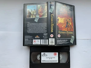 CLASH OF THE TITANS {1981, VHS} ORIGINAL MGM/UA VHS IN EMBOSSED BOX! DELETED!!! - Foto 1 di 13