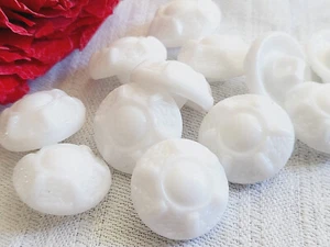 Lot 6 boutons anciens en verre blanc fort relief diamètre 1,7 cm ref 5652 - Picture 1 of 3