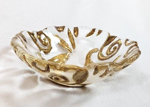 Tazón decorativo vintage de vidrio transparente con detalles dorados patrón de hojas remolino plato de baratija de 6" - Imagen 1 de 4