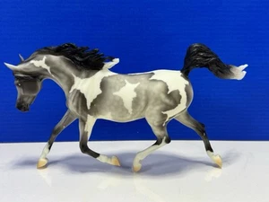 Breyer Pferd trabende Araberstute - Wettermädchen - teilweise wolkig grau Pinto #1464 - Bild 1 von 11