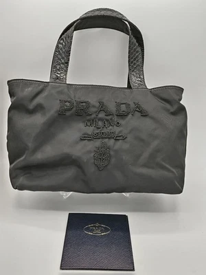 Bolso de Mano PRADA Vintage Negro Nylon con Logo Bordado con Cuentas Foto 1 de 4