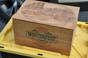 Estuche de madera vintage Coors Beer WINTERFEST 24 botellas VACÍAS con tapas y portadores - Imagen 1 de 24