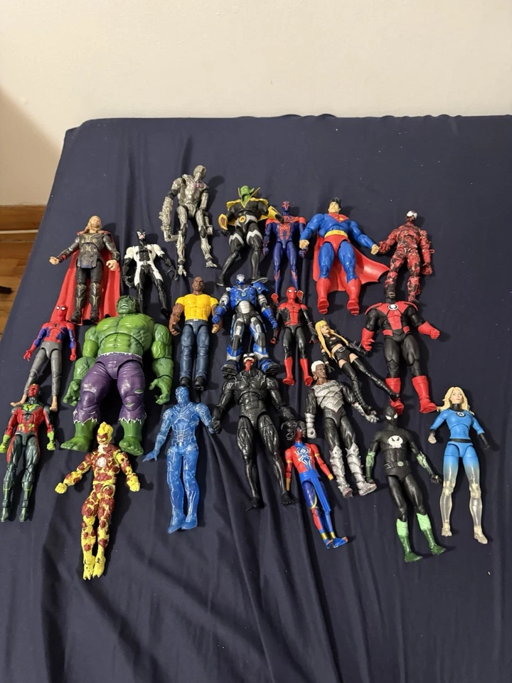 Lote de figuras de acción 1:12 y 1:10 Foto 1 de 1