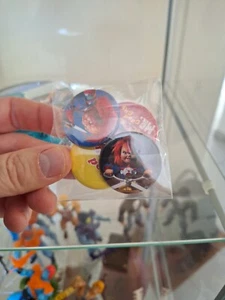 LOT DE 4 BADGES CHUCKY COMME NEUF PERFECT CONDITION - Photo 1/7