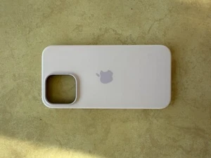 Original Apple Silicone Case with Wireless Magnetic Charging and Magsafe - Picture 1 of 2