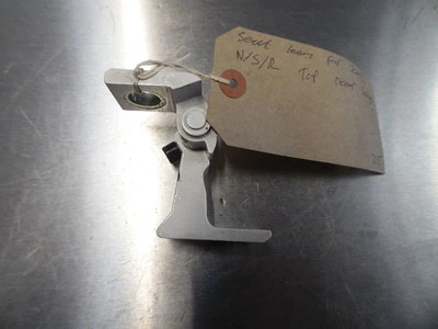 7204 D8D 13-16 MK3 5F ASIENTO LEON FR NSR PASAJEROS TRASEROS BISAGRA PUERTA SUPERIOR LATERAL BLANCO Foto 1 de 3